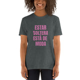 "Estar Soltera Está de Moda" Short-Sleeve Unisex T-Shirt