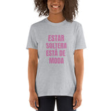 "Estar Soltera Está de Moda" Short-Sleeve Unisex T-Shirt